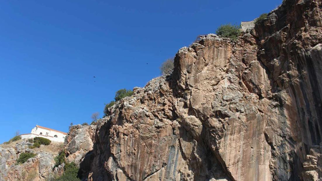 Makina bie nga shkëmbi, shpëton për mrekulli shoferi 80 vjeçar