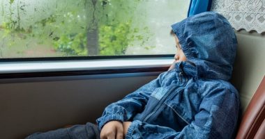 Fëmijët zakonisht sëmuren për shkak të tyre, tre gabimet që bëjnë prindërit kur jashtë bën ftohtë