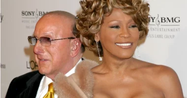 ‘‘Whitney Houston u përpoq të linte drogën para se të vdiste”, thotë producenti i saj