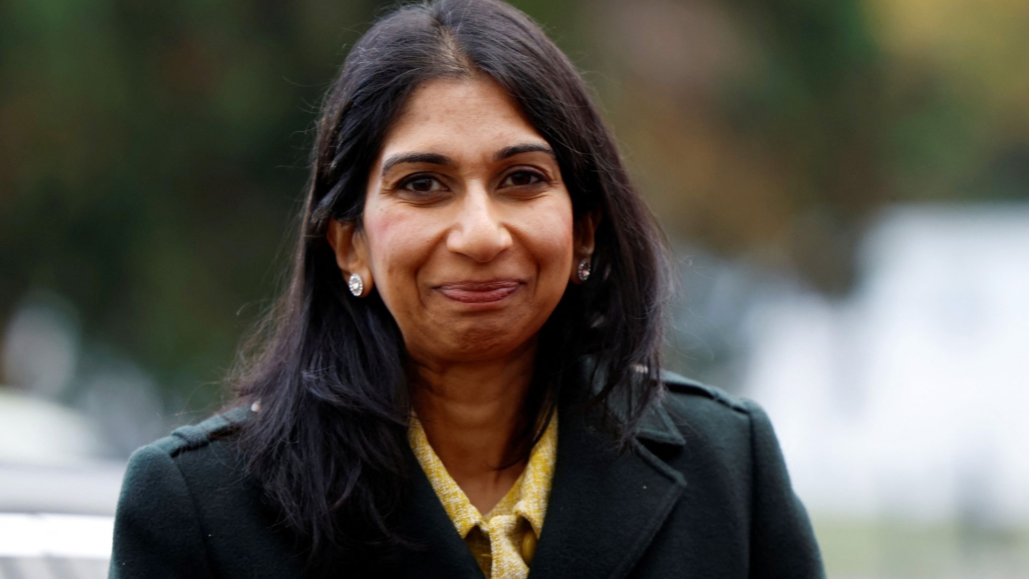 Kritikoi shqiptarët, kryeministri britanik “mënjanon” Suella Braverman