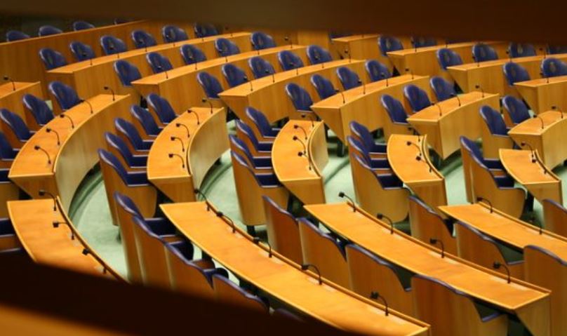Holanda miraton rezolutën për vendosjen e vizave ndaj Serbisë