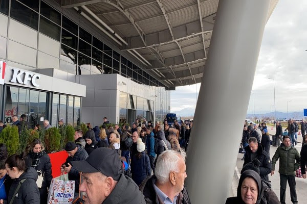 Alarmi për bombë i rreme, rifillon punën aeroporti i Prishtinës “Adem Jashari”
