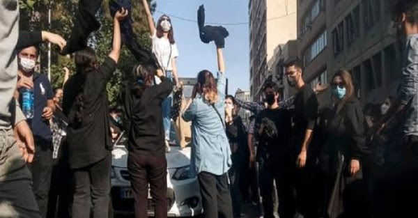 Irani burgos 400 protestues në Teheran mes trazirave