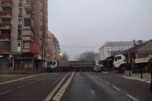 Barrikadë e re në Mitrovicë të veriut, pamundësohet lëvizja e lirë edhe në qytet