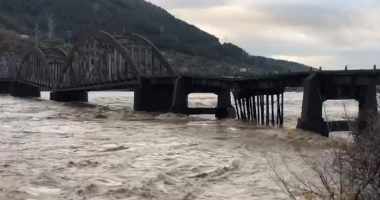 Hapen portat e Shkopetit, prurjet dëmtojnë këmbët e urës së Zogut në lumin Mat