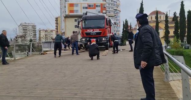 Ngeci në urë, pas dy orë përpjekjesh nxirret zjarrfikësja që kishte shkuar në “mision” në Fier