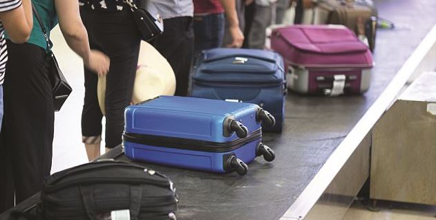 Ndalohet burri në Rinas, i gjenden 42.300 euro në valixhe