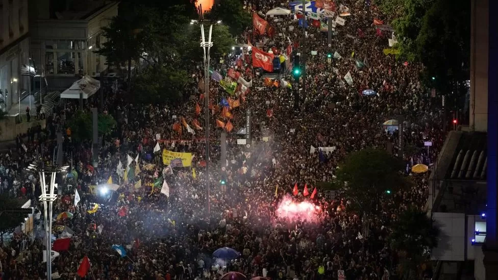 Brazili përfshihet nga një tjetër protestë, mijëra persona dalin në rrugë në mbrojtje të demokracisë