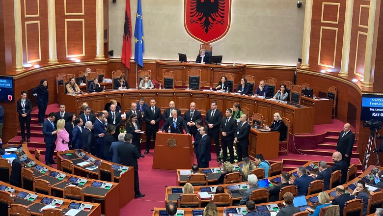 Zaptoi foltoren, Berisha dhe 4 deputetë përjashtohen nga Kuvendi