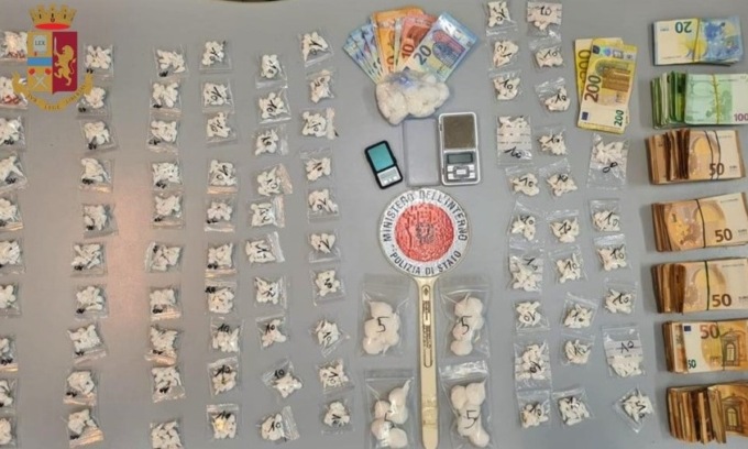 Lëvizjet dyshuese “fundosin” shqiptarin në Itali, kapet mat me euro dhe drogë në makinë