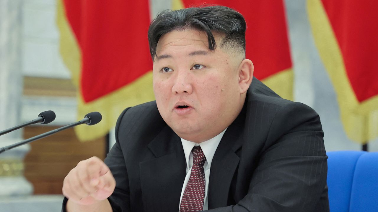 Kim urdhëron zgjerimin e arsenalit bërthamor të Koresë së Veriut pas pretendimeve se po kërcënohet nga “Jugu” dhe SHBA
