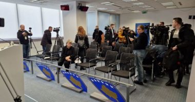 Ministri u vonua për një orë, mediat braktisin konferencën në shenjë ‘revolte’