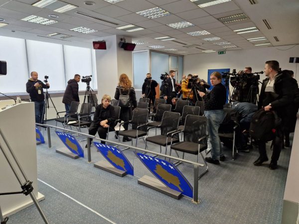 Ministri u vonua për një orë, mediat braktisin konferencën në shenjë ‘revolte’