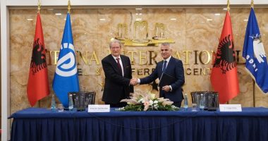 Vendoret/ Berisha firmos me PBDNJ, Meta përshëndet marrëveshjen. Dules i besohen tre bashki