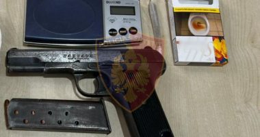 Lëvizte me makinë i armatosur me pistoletë, arrestohet 19-vjeçari në Kurbin, i hap punë edhe vëllait