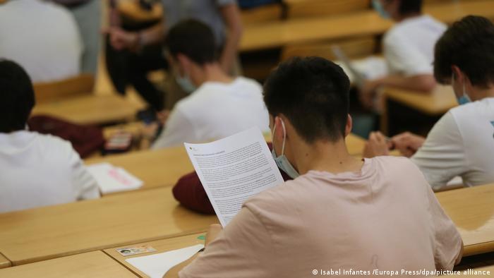 Universitetet australiane rikthejnë provimet me “stilolaps dhe letër”