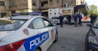 EMRI/ Qarkullonte me armë zjarri mes Tiranës, arrestohet nga policia 26 vjeçari