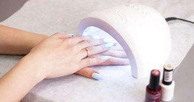 Vajza kujdes! Specialisti zbulon rreziqet që ju kanosen nga aparatura për tharjen e thonjve