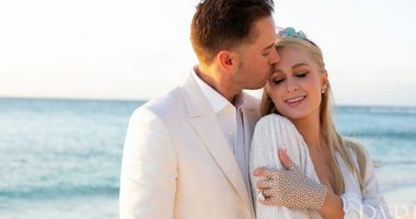 Paris Hilton bëhet nënë për herë të parë