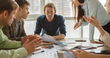 Si të shkoni mirë me kolegët e punës, këshilla nga ekspertët