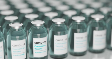 Eksperti: Të rinjtë dhe personat e shëndetshëm nuk kanë nevojë për doza përforcuese të Covid