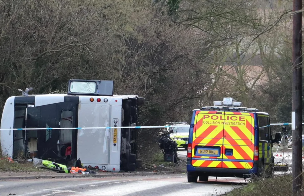 Përmbyset autobusi në Britani, dhjetëra të plagosur