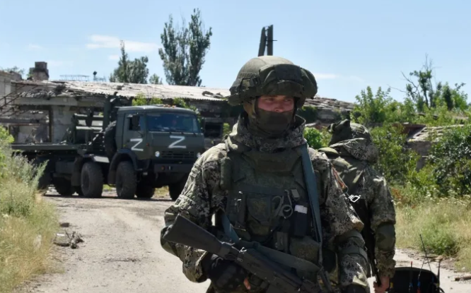 Ushtarët rusë braktisin luftën në Ukrainë, marrin taksi për t’u kthyer në shtëpi