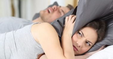 Si të eliminoni gërhitjen gjatë gjumit