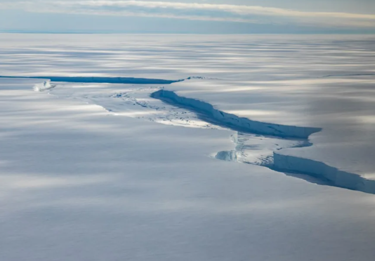 Një ajsberg me madhësinë e Londrës shkëputet nga akullnajat në Antarktidë
