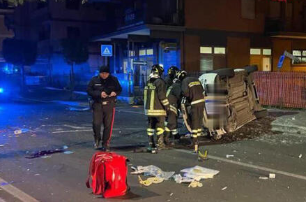 Tragjike në Itali, makina me 6 të rinj përmbyset në rrugë, 5 të vdekur