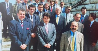 Një foto mes nesh…ca i hëngri toka, ca paraja