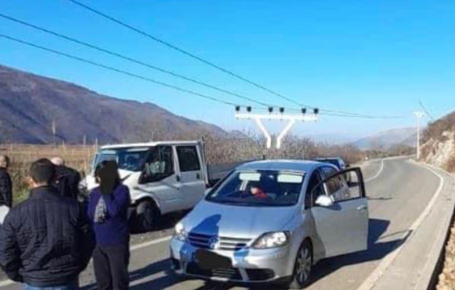 Makina përplaset me shtyllën elektrike, lë pa energji Zadrimën në Lezhë
