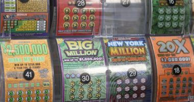 Adoleshentja fiton 613,000 dollarë në lotari, biletën ia dhuroi një shokë