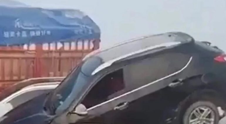 Aksident i rëndë në Kinë, kamioni përplaset me kortezhin e funeralit, humbin jetën 17 persona
