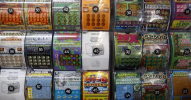 Adoleshentja provon fatin, blen për herë të parë një biletë lotarie dhe fiton plot 30,000 dollarë