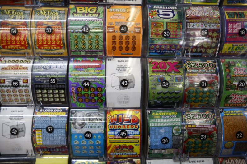 Adoleshentja provon fatin, blen për herë të parë një biletë lotarie dhe fiton plot 30,000 dollarë
