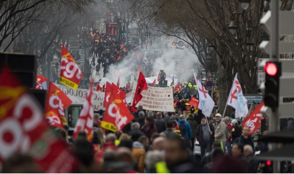 Protestat për reformën e pensioneve, Macron nuk ka ndërmend të tërhiqet