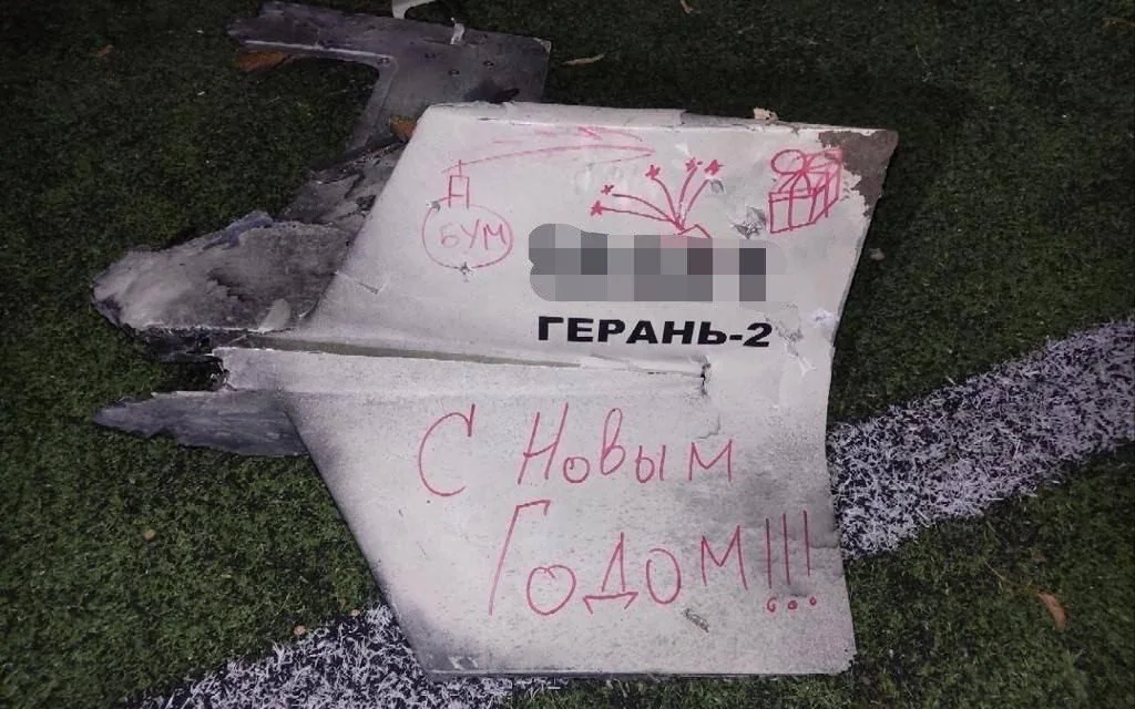 Rusia sulmon Kievin me dronin ku shkruhej “Gëzuar Vitin e Ri”