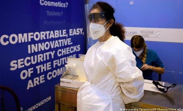 Vendet e BE-së rekomandojnë “fuqishëm” testimin e detyrueshëm për udhëtarët nga Kina