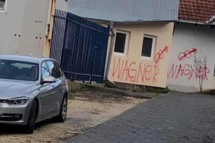 ​Grafitet  e grupit “Wagner” në Mitrovicën e Veriut, policia nis hetimet: Nxitje e urrejtjes dhe përçarjes ndëretnike