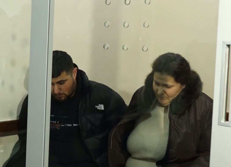 Vodhën mijëra euro në banesën e zyrtares, Gjykata e Tiranës cakton masën e sigurisë për nënë e bir