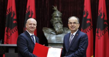 Begaj dekoron artistin e mirënjohur Sokol Marsi me titullin “Mjeshtër i Madh”