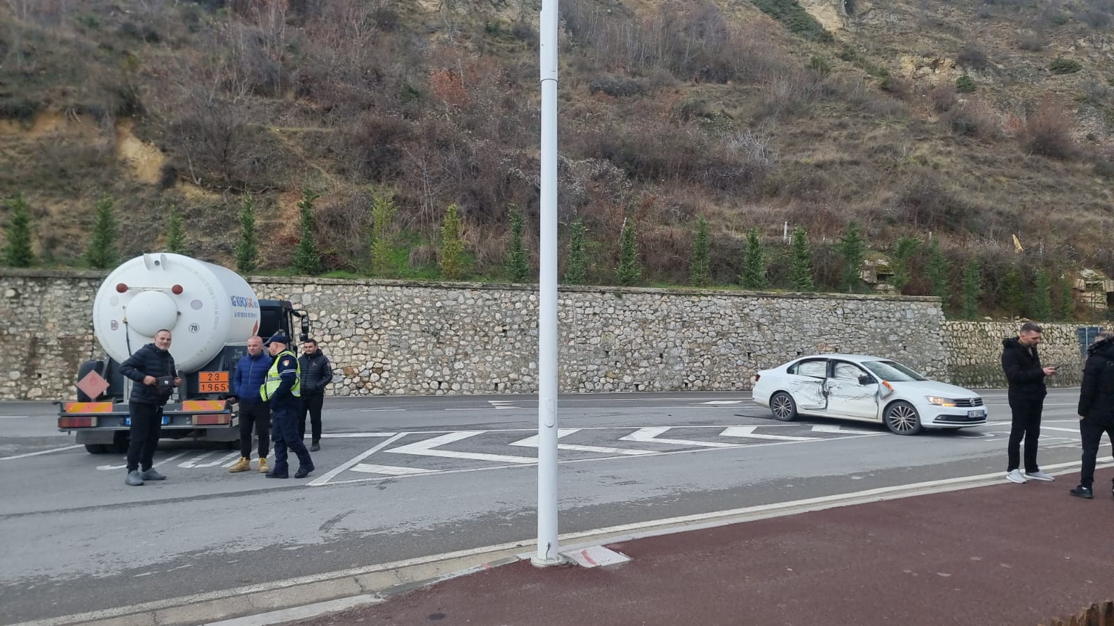 Aksident në Pogradec, mjeti që transportonte gas përplaset me makinën tip Volkswagen