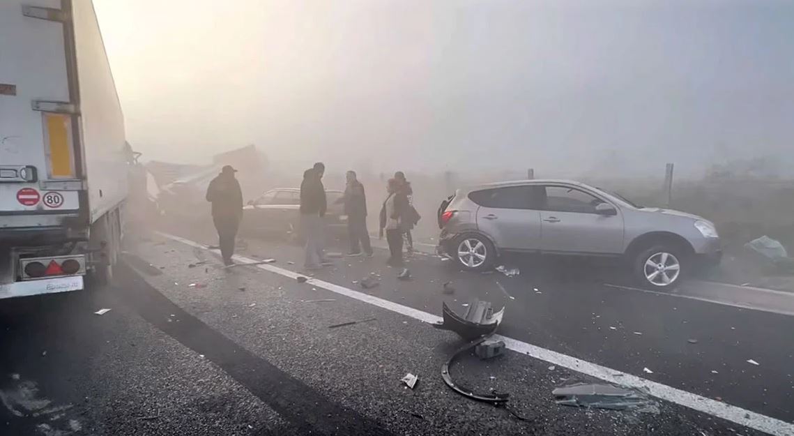 VIDEO/ Aksident i frikshëm me 6 kamionë në Greqi, bllokohet autostrada