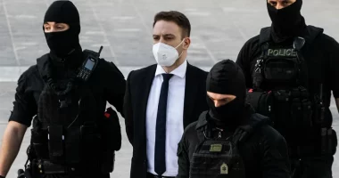 Babai i Carolinës plas “bombën”:  Babis e vrau se ishte i përfshirë në një bandë droge dhe vajza ime e dinte