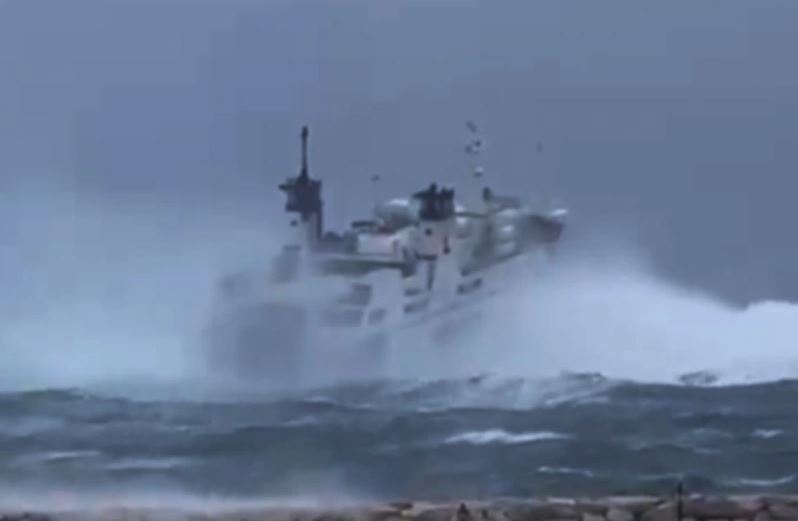 VIDEO/ Moti i keq në Itali, momenti kur anija “lufton” me detin e stuhishëm