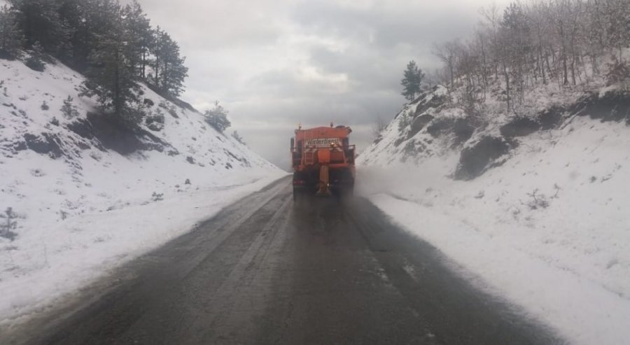 Ulja e temperaturave dhe përkeqësimi i moti/ Dëbora “zbardh” edhe Kukësin, asnjë problem në qarkullim