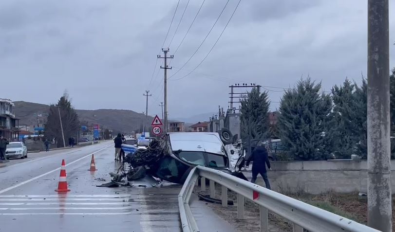 Automjeti del nga rruga dhe kthehet përmbys në Maliq, policia niset drejt vendngjarjes