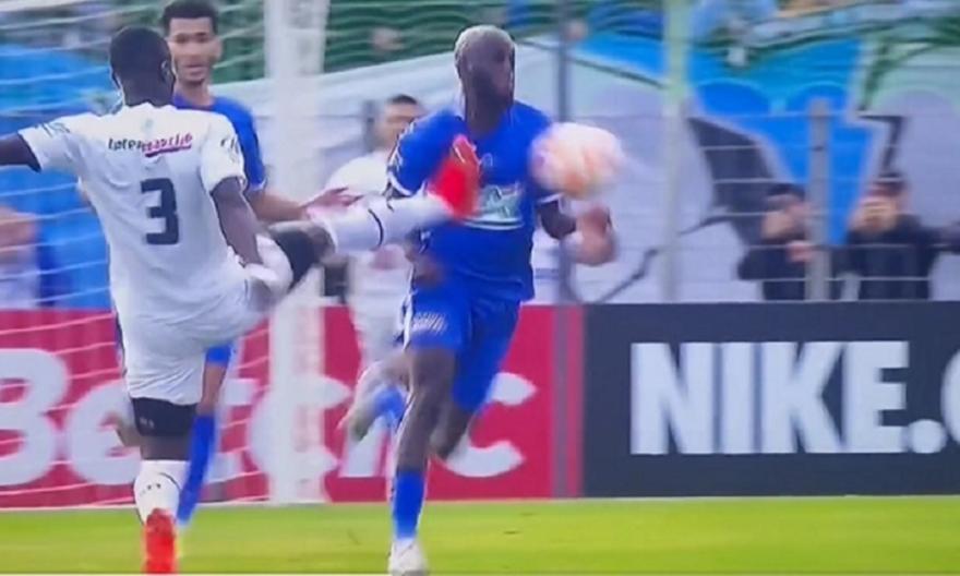 VIDEO/ Eric Bailly e tepron, me një goditje dërgon kundërshtarin në spital