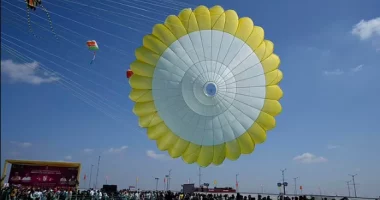 Gjashtë njerëz përfshirë 3 fëmijë humbën jetën gjatë festivalit të balonave në Indi